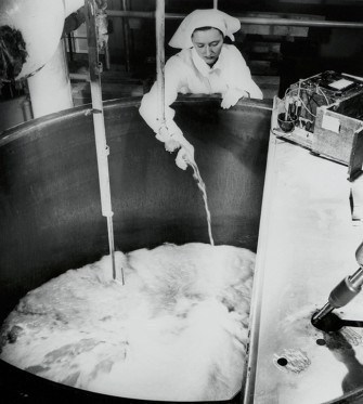 Testing an aureomycin batch at Lederle (Photo: : SUPERSTOCK/GETTY)