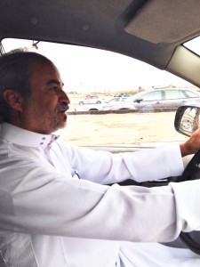 عبدالرحمن الشمري وهو يقود سيارته وأحلام أطفاله