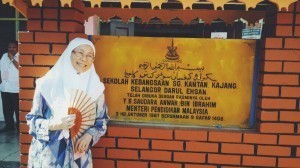 Wan Azizah di pusat pengundian SK Sg Kantan. Sekolah ini dirasmikan oleh Datuk Seri Anwar Ibrahim pada 3 Oktober 1987.