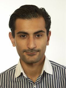 Hanif Bali (M) menar att det är fel att tolka det faktum att Moderaterna röstade mot att erbjuda Snowden skydd som att Moderaterna faktiskt skulle vara mot att ge Snowden skydd