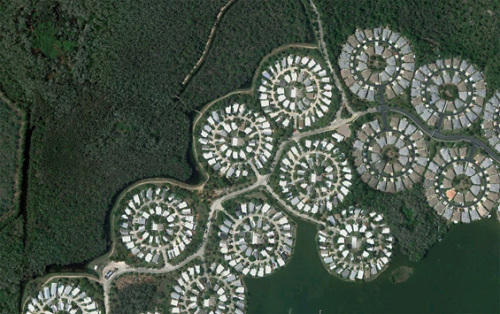  Circular layouts of homes near I-75, southwest of Fort Myers, Florida. Map. (© Google)