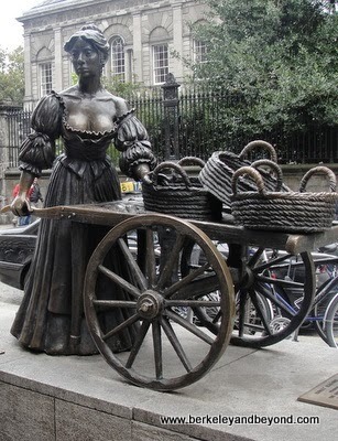 Statue of Molly Malone on Grafton Street in Dublin, Ireland