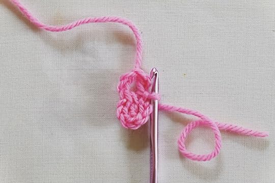 How To Crochet a Mini Flower Made Peachy