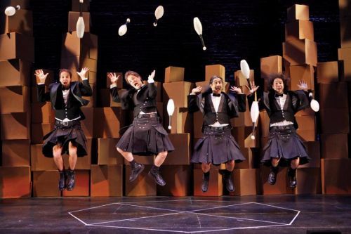 In questi giorni ci sembra di essere i Flying Karamazov Brothers!