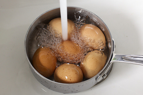 covering with cold water and ice cubes