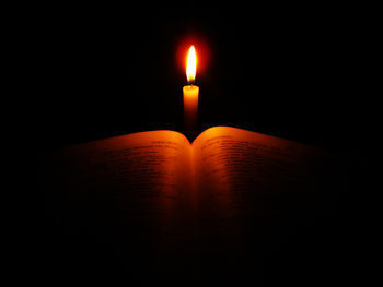 Memorial service: English: Bible in candlelight.