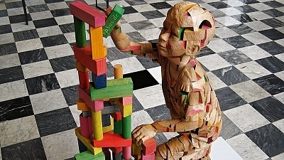 800px-Wooden_Sculpture_of_Science_Genetics