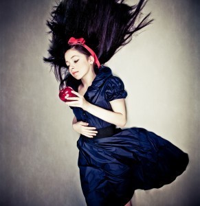 Girl with Apple. Image credit: http://www.123rf.com/profile_porechenskaya'>porechenskaya / 123RF Stock Photo