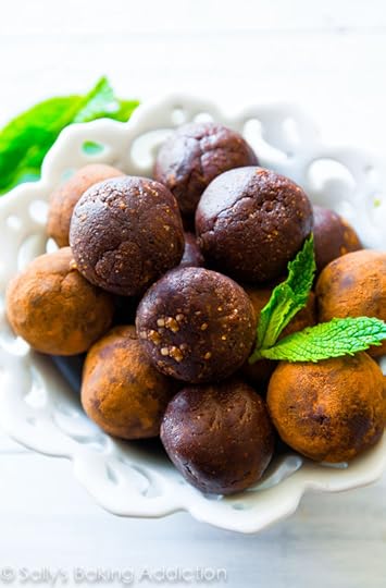 6 ingredient Mint Chocolate Energy Bites - gluten free, super fudgy, naturally sweetened, and no sugar crash! Ready in 10 minutes. 