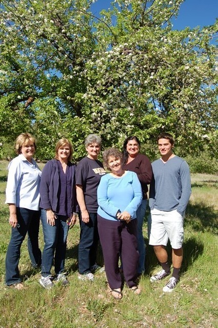 Chris, Evelyn, Rosie, Edie, Ray & me beneath a tree that our great grandfather Alonzo planted.
