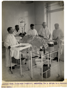 Operation_Room,_Kitchener_Hospital_Brighton,_searching_for_a_bullet_(Photo_24-7)