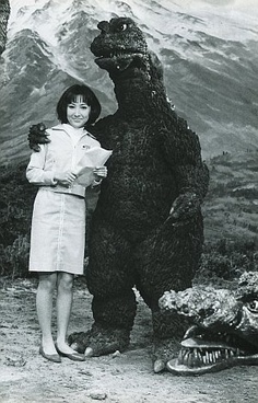 G-man takes a break from saving/destroying the world to pose with the missus.