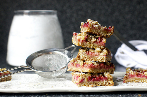 strawberry rhubarb breakfast crisp bars