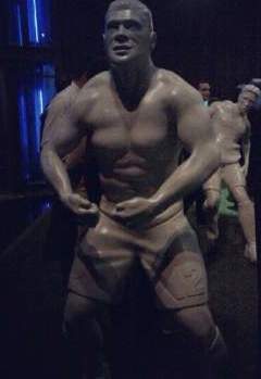 img-photo-hulk-devant-sa-statue-1382531534_x610_articles-174284