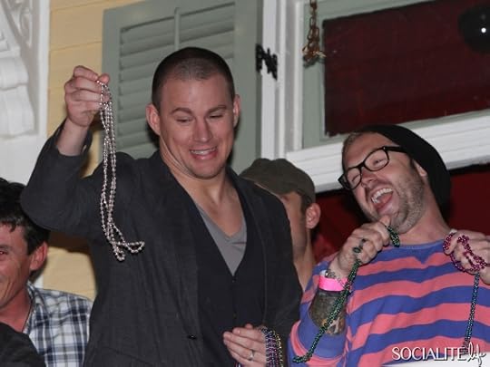 channing-tatum-throwing-beads-new-orleans