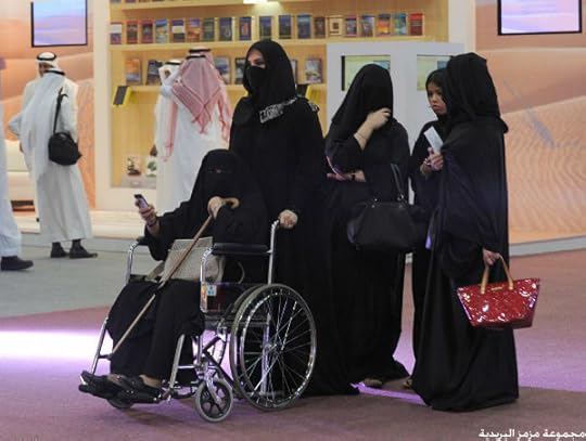 040139192715 صور: مشاركة نسائية واضحة في معرض الرياض الدولي للكتاب