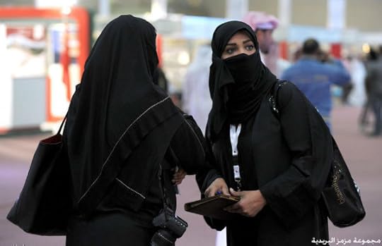 376084732124 صور: مشاركة نسائية واضحة في معرض الرياض الدولي للكتاب