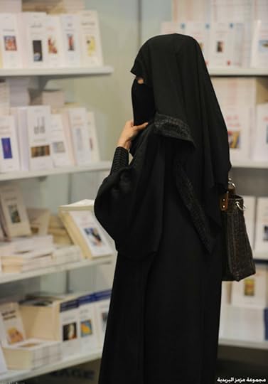 046963554574 صور: مشاركة نسائية واضحة في معرض الرياض الدولي للكتاب