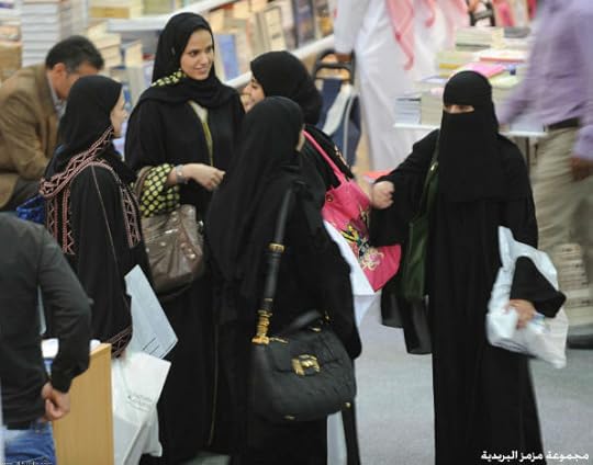 058824937557 صور: مشاركة نسائية واضحة في معرض الرياض الدولي للكتاب