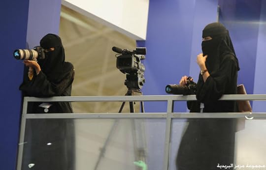 146109301829 صور: مشاركة نسائية واضحة في معرض الرياض الدولي للكتاب