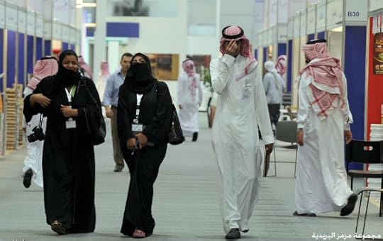 218739954987 صور: مشاركة نسائية واضحة في معرض الرياض الدولي للكتاب
