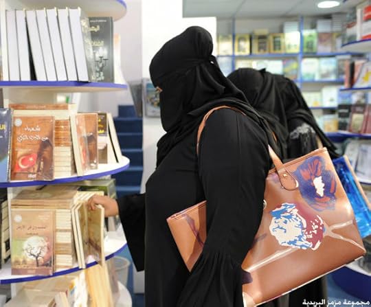 599431575275 صور: مشاركة نسائية واضحة في معرض الرياض الدولي للكتاب