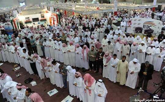 627428744453 صور: مشاركة نسائية واضحة في معرض الرياض الدولي للكتاب