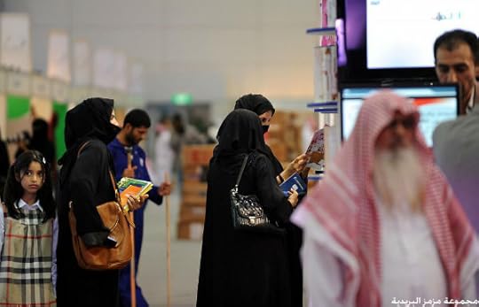 771584158064 صور: مشاركة نسائية واضحة في معرض الرياض الدولي للكتاب