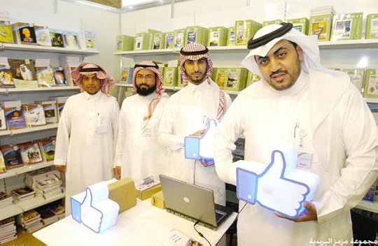 943305019055 صور: مشاركة نسائية واضحة في معرض الرياض الدولي للكتاب