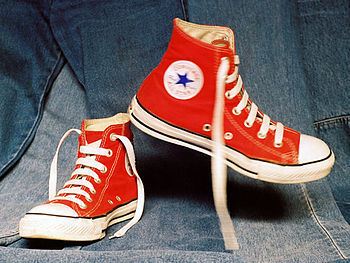 Español: Zapatillas marca Converse frente a un...