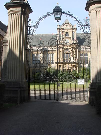 oxford photo: iron gate to college courtyard, Oxford collegegatetocourtyard.jpg