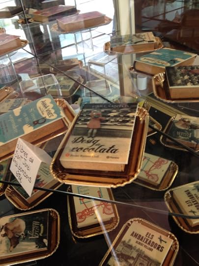 La pastelería Vives ofrecía cajas de bombones en forma de libro con portadas de libros de verdad (naturalmente la caja también hecha de chocolate). Si os gustan los libros y el chocolate...irresistible!