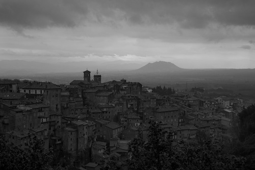 Il Monte Soratte da Caprarola. Foto E. Moroni