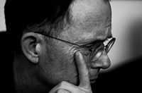 English: Portrait of William Gibson in Paris
