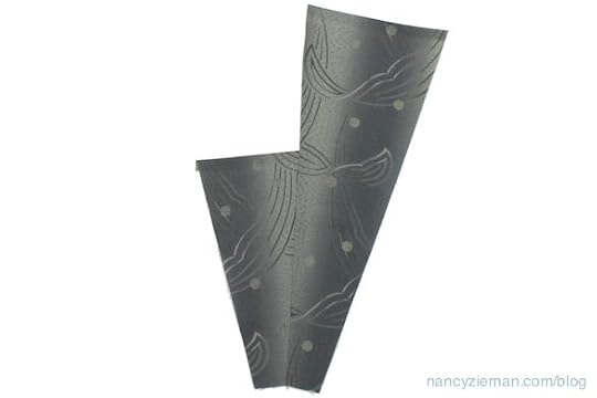 Sew a table runner with a modern Dresden Plate Design 