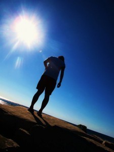 Min on rocks in sun