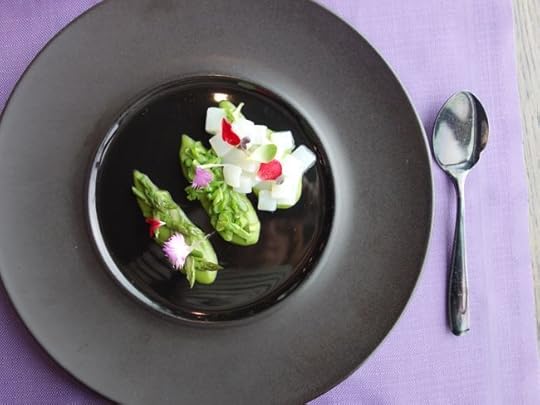 Asparagi cotti e crudi, calamari zenzero e limone
