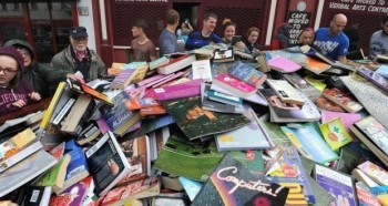 Crowds retrieve 100,000 books dumped in skip