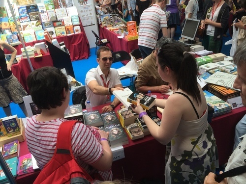 Dédicaces sur le stand de la librairie Le Grenier. Certains blogueurs de la première heure ont même apporté leurs épreuves d'Animale... collector :-)