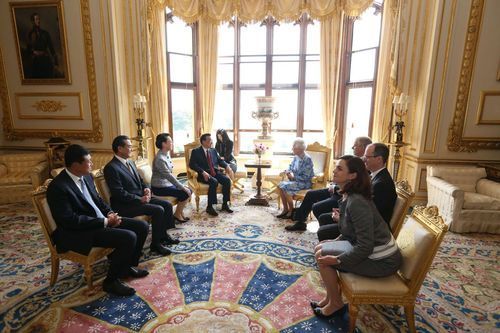 AD138042384Britains Queen E