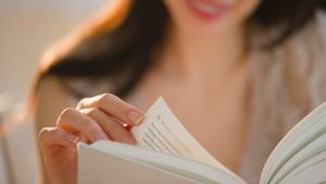GTY_woman_reading_book_jt_140112_16x9_992