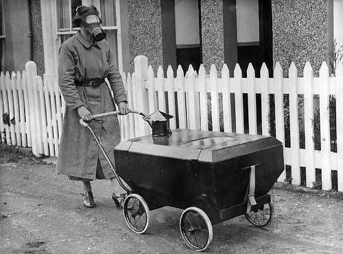 Gasaanvalbestendige kinderwagen / Gas war resistant pram by Nationaal Archief