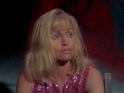 She's not wearing make-up and her hair is messy! Avert your eyes! Aaaaaargh!