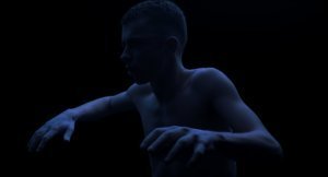 sous la peau, au-dessus du reste