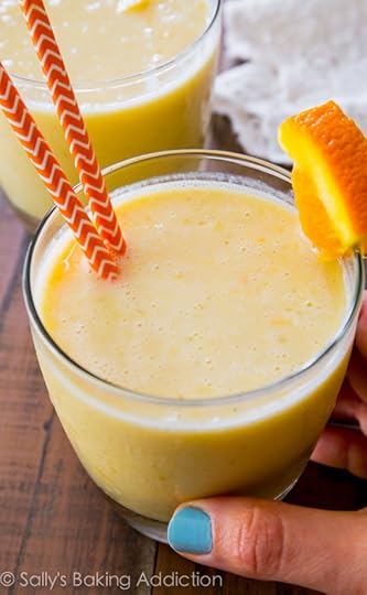 This creamy, healthy 5 ingredient smoothie tastes like an orange julius and a creamsicle pop combined! sallysbakingaddiction.com