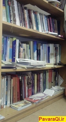 نمایی از چند قفسه پایینی کتاب‌ها: دسته یک، نظریه جامعه‌شناسی ریتزر در تصویر دیده می‌شومند
