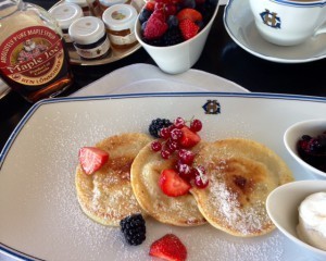 Amerikanska pannkakor, bär, lönnsirap och vanilj-limekräm. Himmelskt gott.
