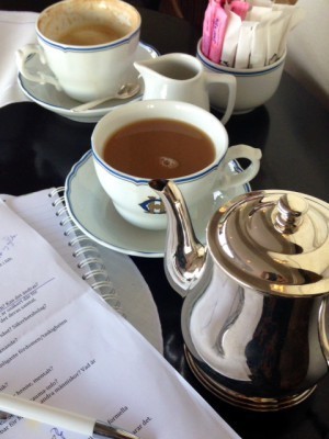 Te och kaffe i (silver)baljor.