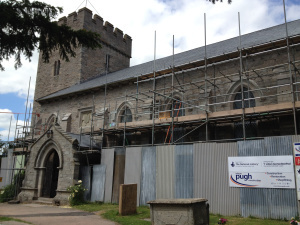 La iglesia de St Mary in Hay-on-Wye, aún en obras de renovación