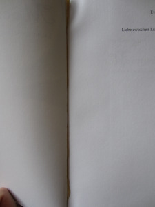 Der Kleber ist beim Buch aus Amerika leider nicht so gut verarbeitet. 